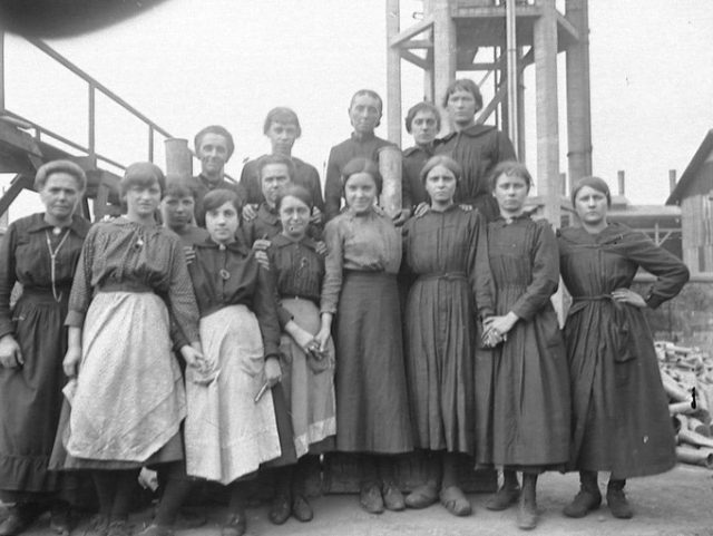 Femmes ouvrières à l’usine à gaz de Rennes - Collections du Musée de Bretagne N 2000.0023.140.jpg